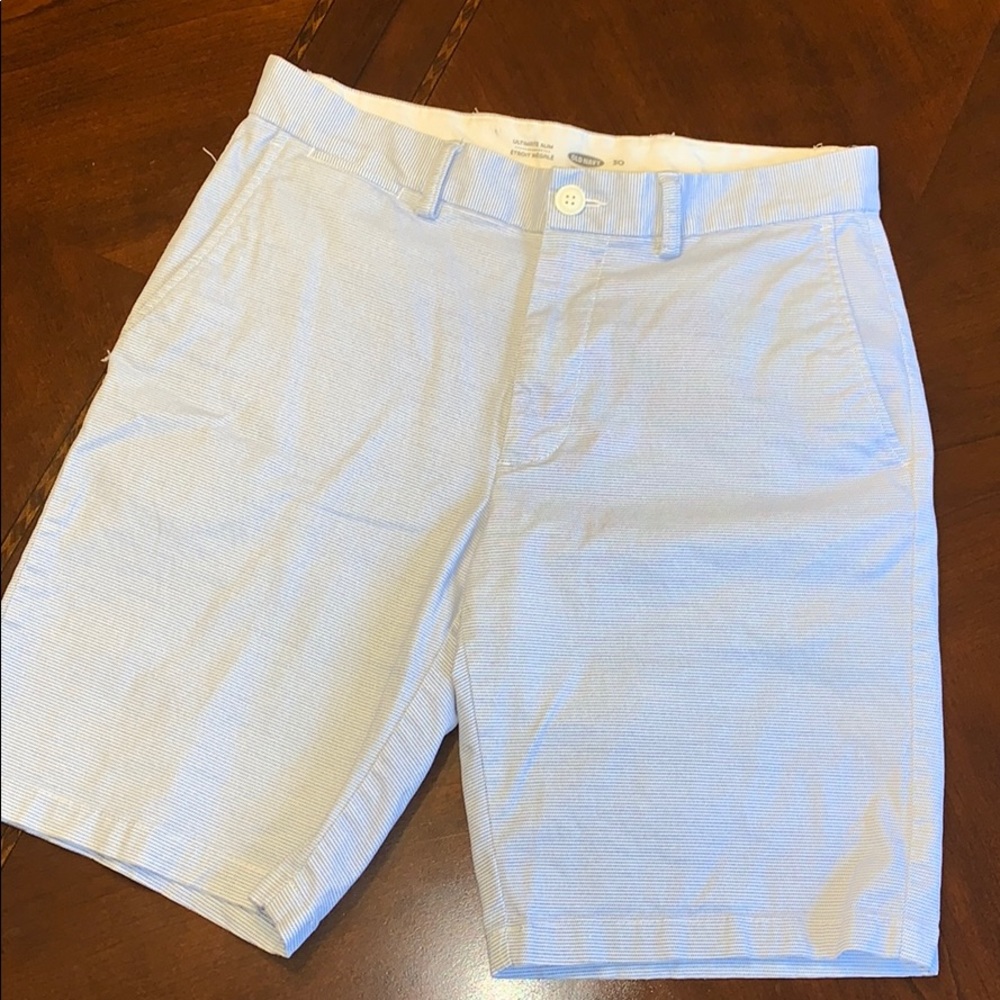 Men’s Old Navy white w/ blue small dotted shorts